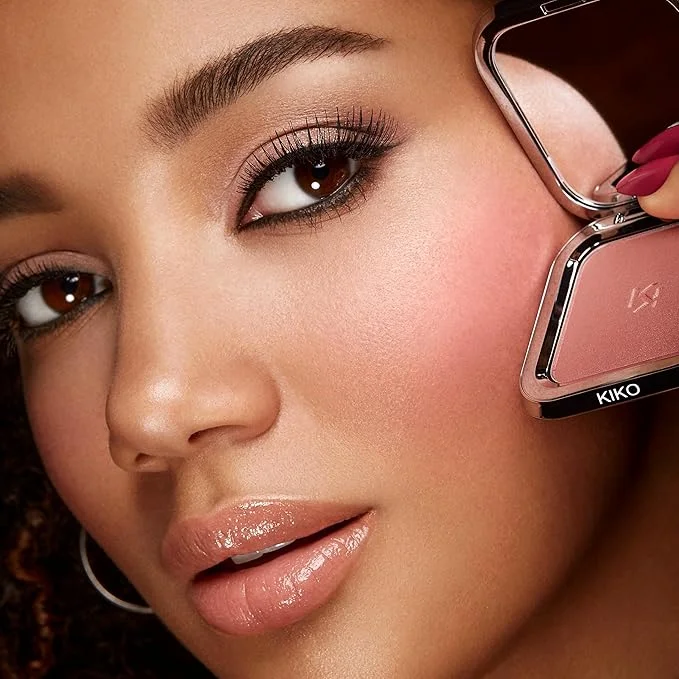 Blush Unlimited da KIKO Milano (Amazon): cor suave e longa duração pra sua make? Imagem de um rosto de uma bonita com blush unlimited da kiko milano apresentando o produto