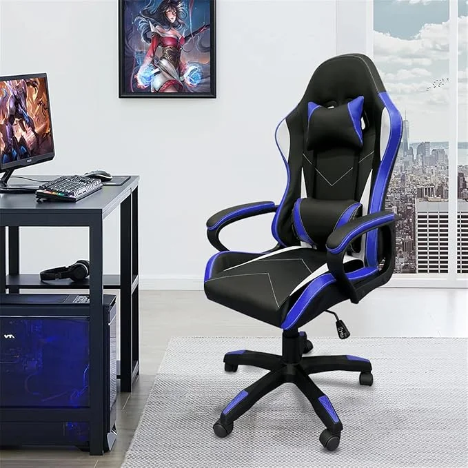 Imagem de uma cadeira azul gamer com encosto e apoio de braços ajustável dentro de um escritório com uma mesa e um computador