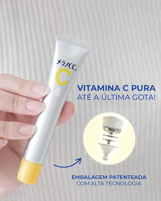 Reviews dos Melhores Séruns Clareadores e Anti-Manchas de 2026 : Guia Especial para Pele Iluminada Mão segurando a bisnaga do Sérum Melano CC Vitamina C Pura com destaque para embalagem patenteada de alta tecnologia sobre fundo claro.