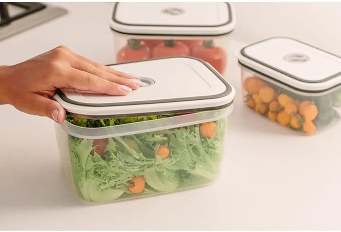 O Segredo das Cozinhas de Luxo na Amazon por um Preço Inacreditável imagem de vários potes de armazenamento para alimentos potes de vários tamanhos como uma mmão feminina abrindo a tampa de um deles