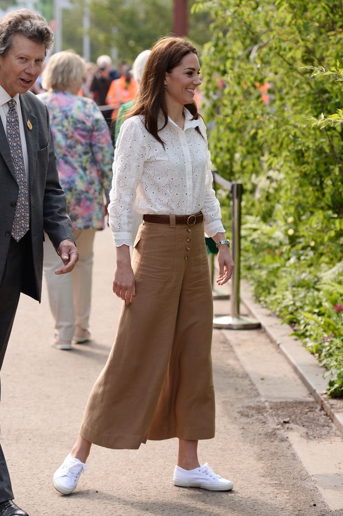 Tênis Branco: Como Combinar Looks e Ficar Chique e Confortável ao Mesmo Tempo? princesa kate usando tenis brabco e camisa com calça